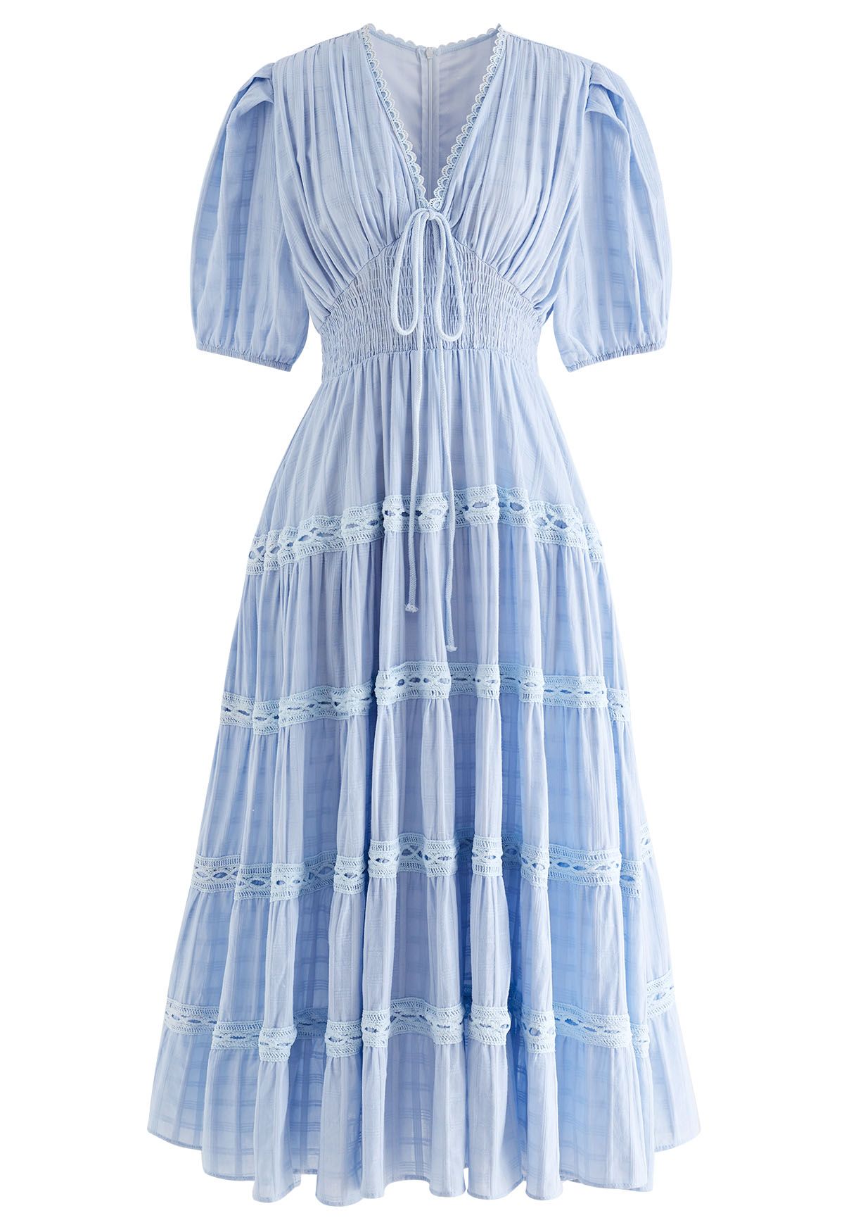 فستان متوسط الطول بياقة على شكل V ومربعات باللون الأزرق
