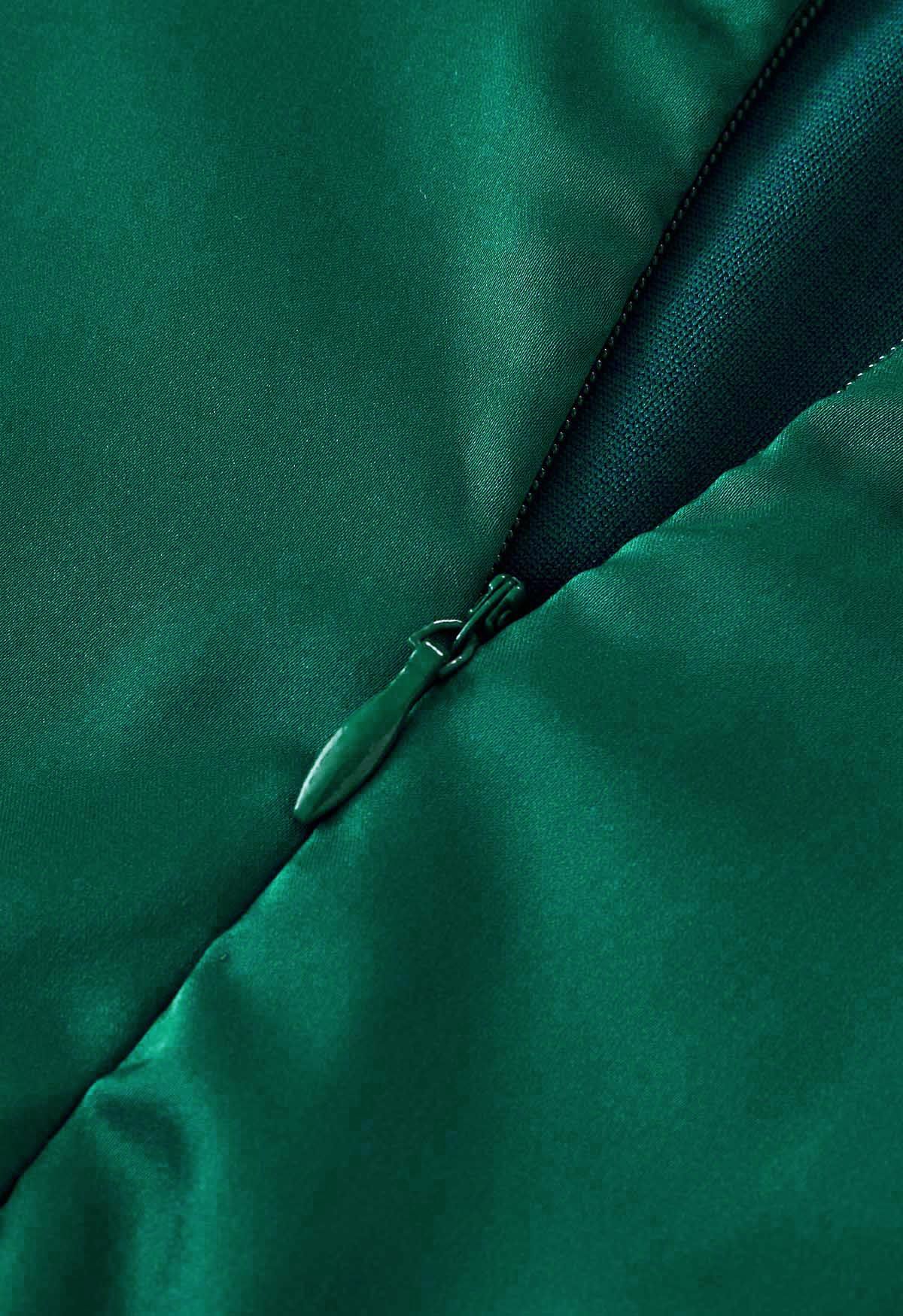 بدلة من الساتان بفتحة رقبة رسن باللون الأخضر الداكن