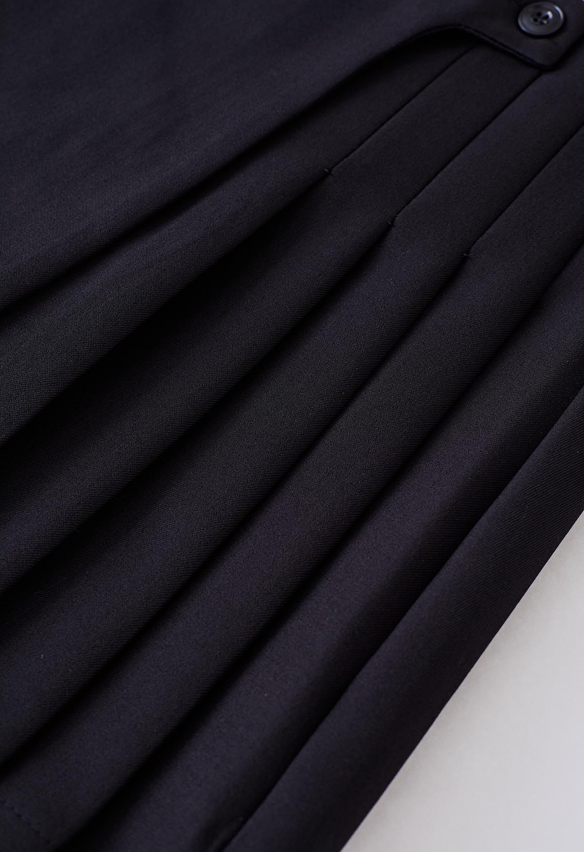 تنورة صغيرة مطوية بأزرار مزدوجة باللون الأسود