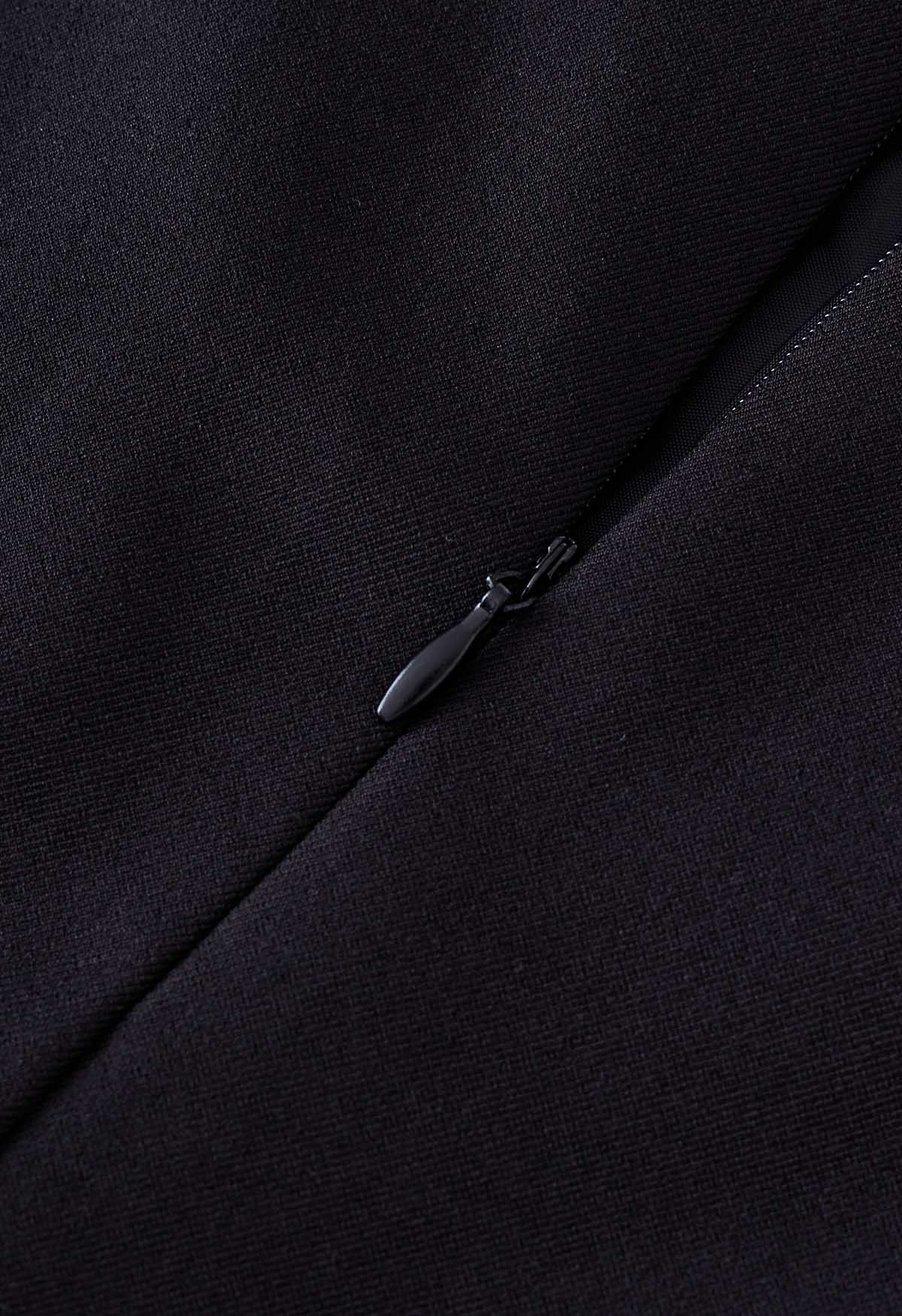 تنورة صغيرة مطوية بأزرار مزدوجة باللون الأسود