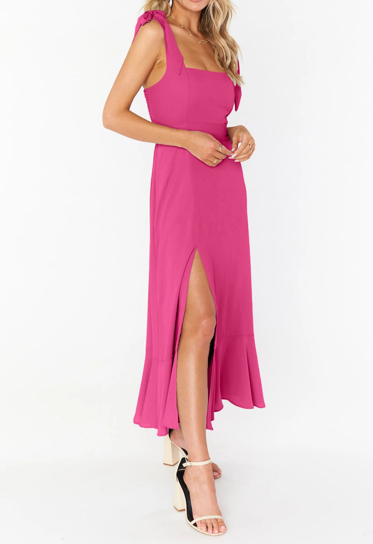 فستان قصير بحافة مكشكشة ورباط على الكتف باللون الوردي الفاتح