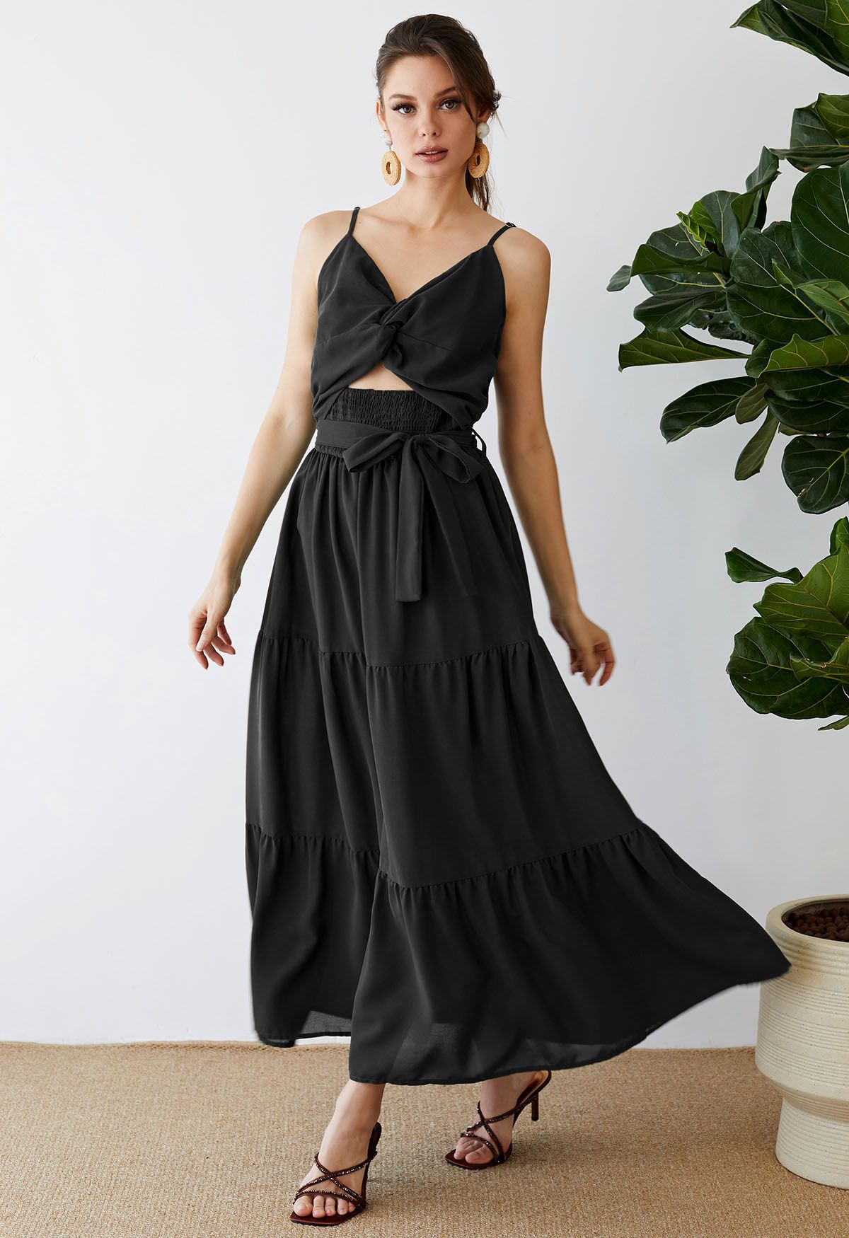 فستان قصير بتصميم ملفوف من الكامي مزركش باللون الأسود
