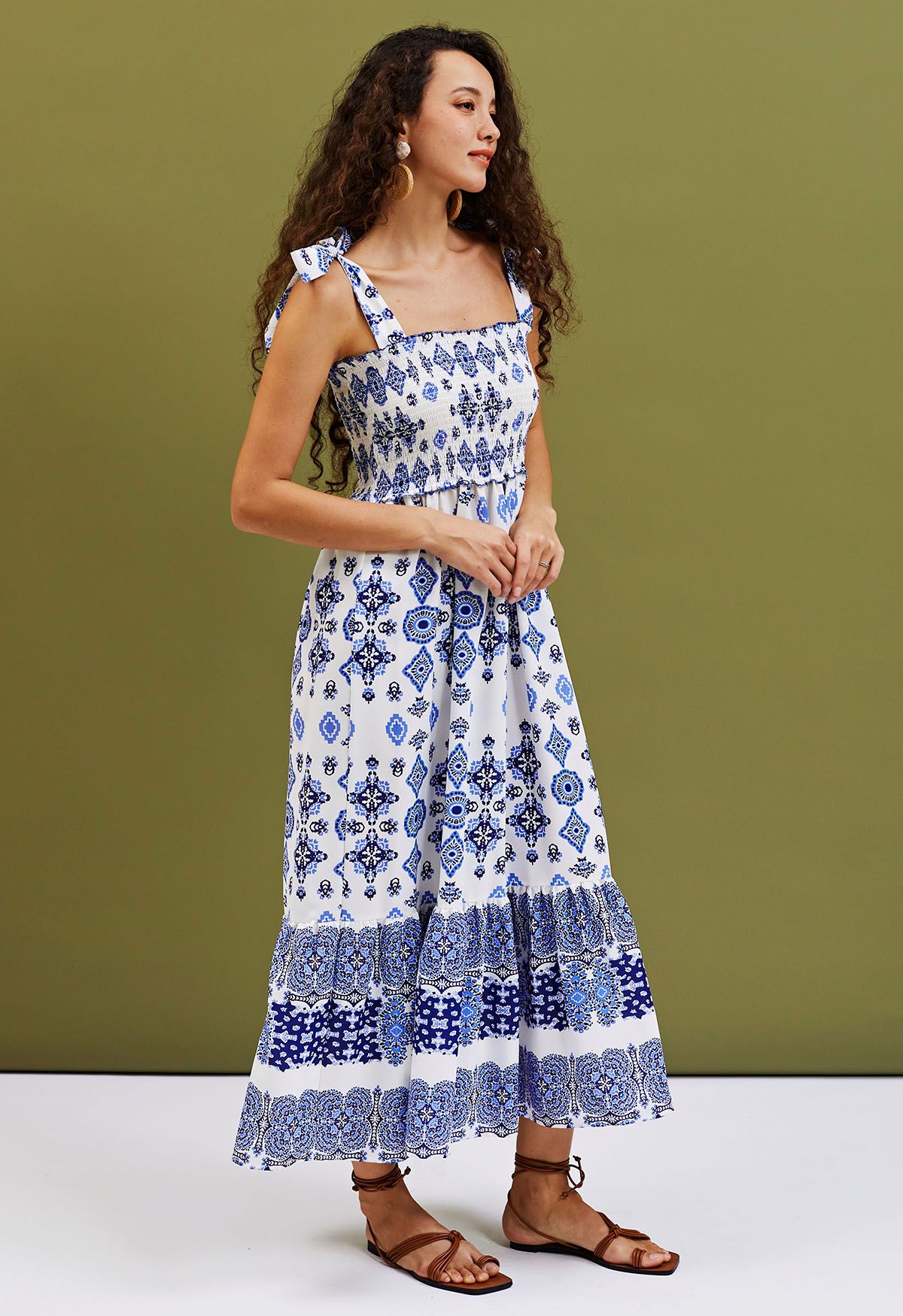 فستان ماكسي برباط ورباط مزين بالبلاط أزرق اللون