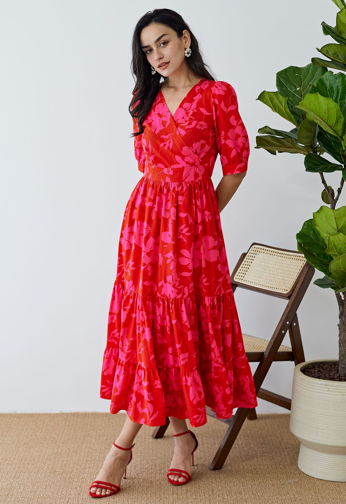فستان ملفوف بكشكشة زهور حمراء
