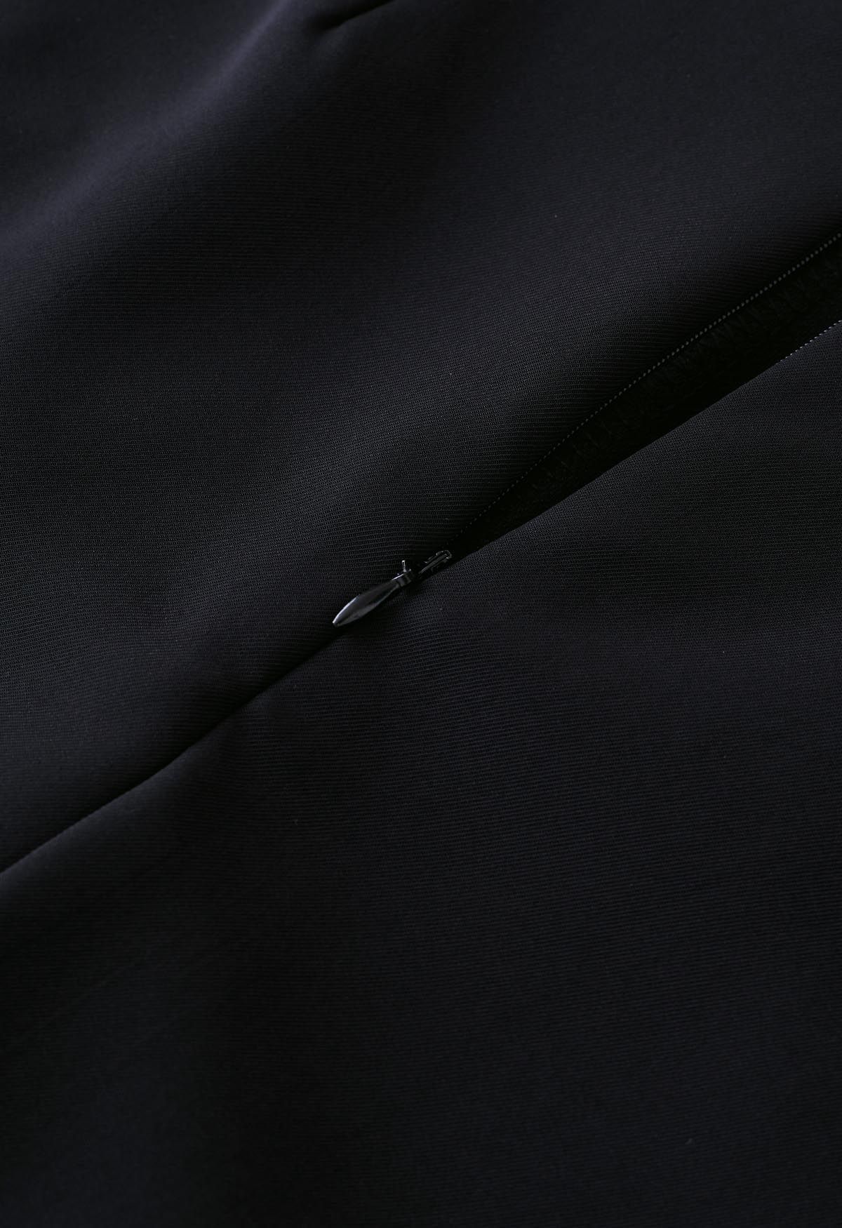 سروال قصير مزين بالفراشة المعدنية باللون الأسود