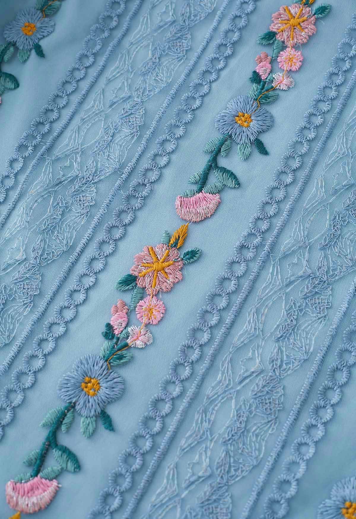 تنورة شبكية مطرزة بسلسلة زهور باللون الأزرق المترب