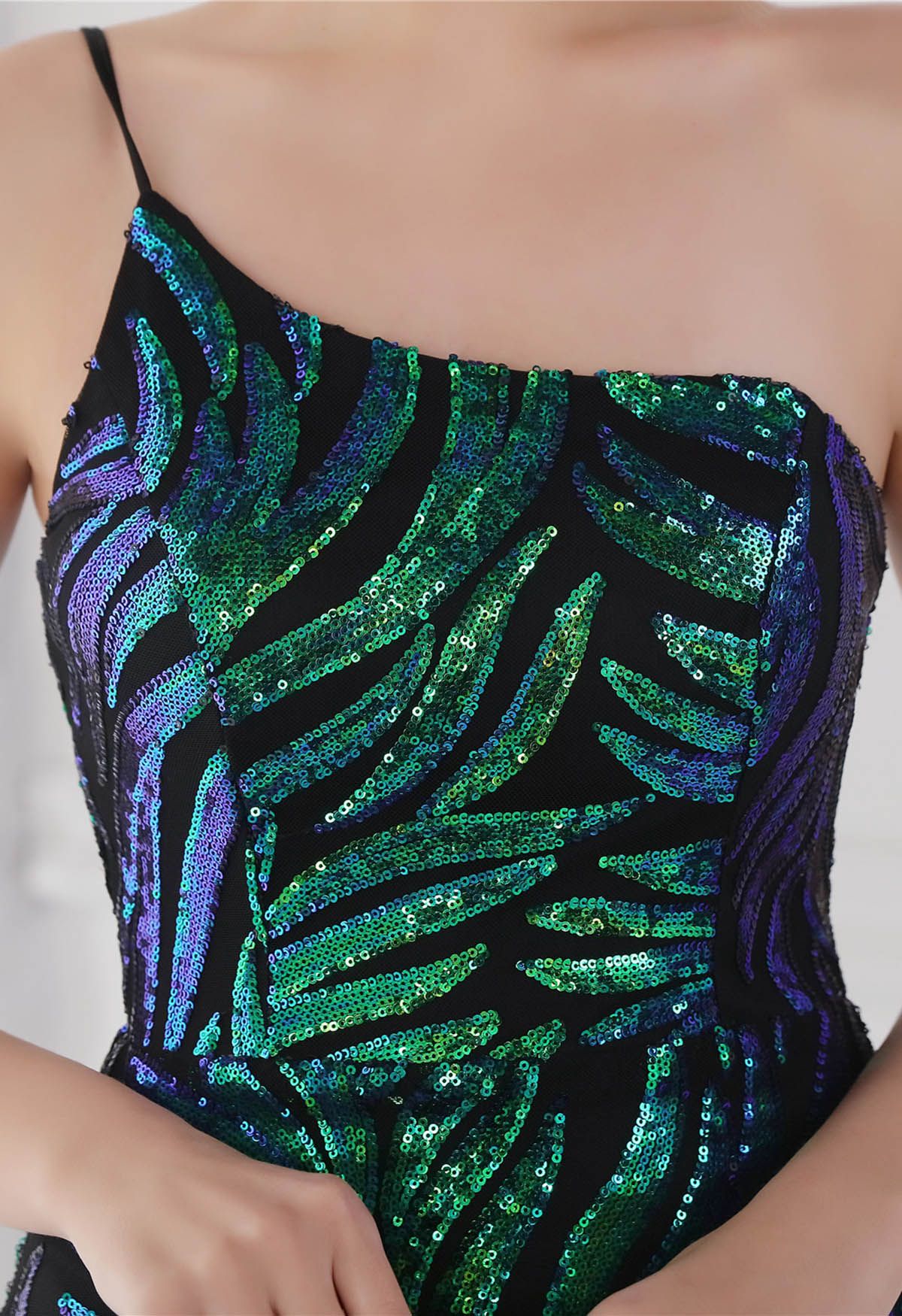 فستان حورية البحر بكتف واحد مزين بالترتر باللون الأخضر