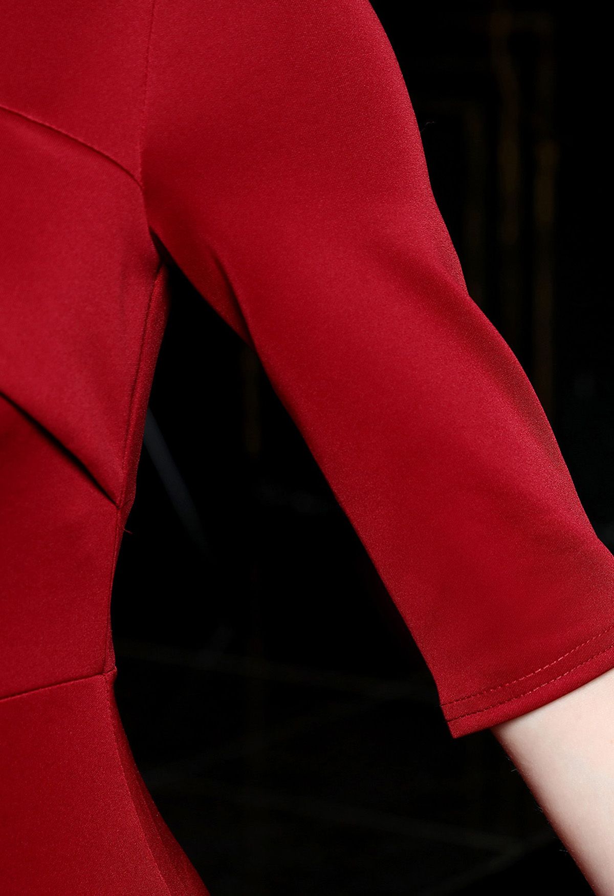 فستان ساتان مكشوف الأكتاف من جانب واحد باللون الأحمر