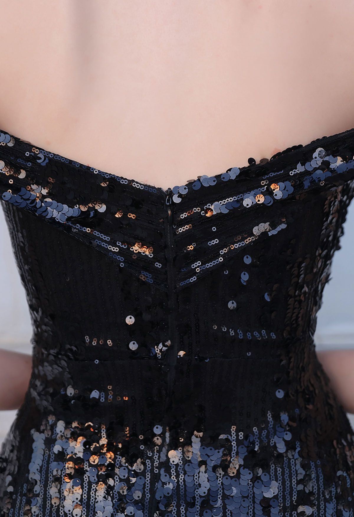 فستان مكشوف الأكتاف مزين بالترتر بفتحة عالية باللون الأسود
