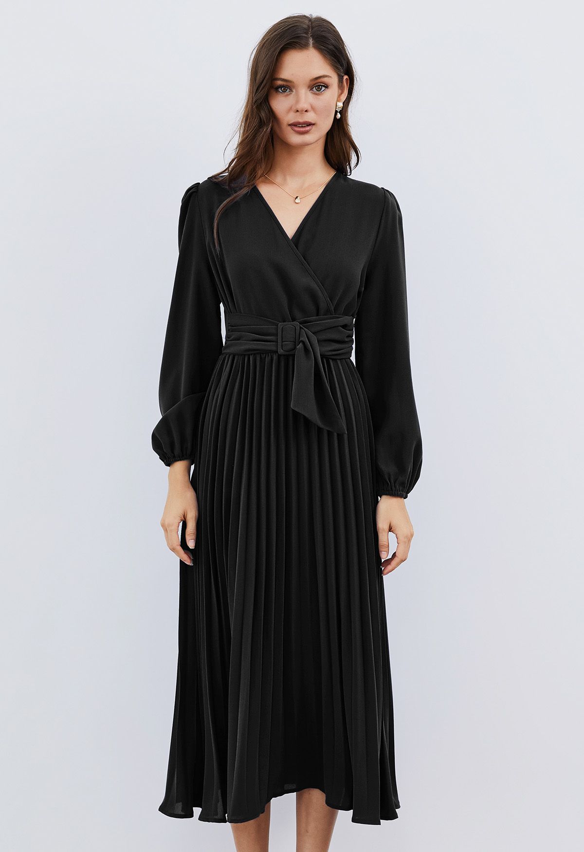 فستان بتصميم ملفوف من الأمام مع حزام مشبك باللون الأسود