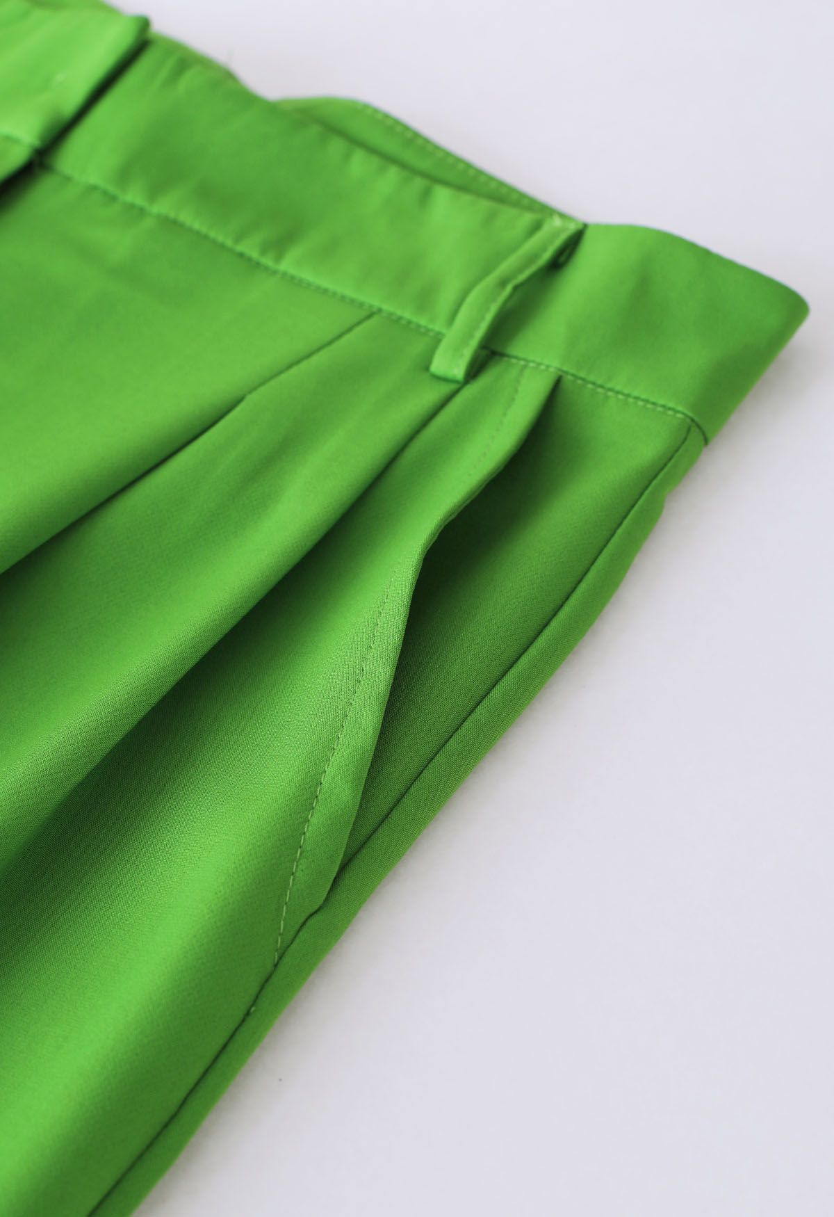 بنطال بقصة ساق مستقيمة بطيات أخضر عشبي