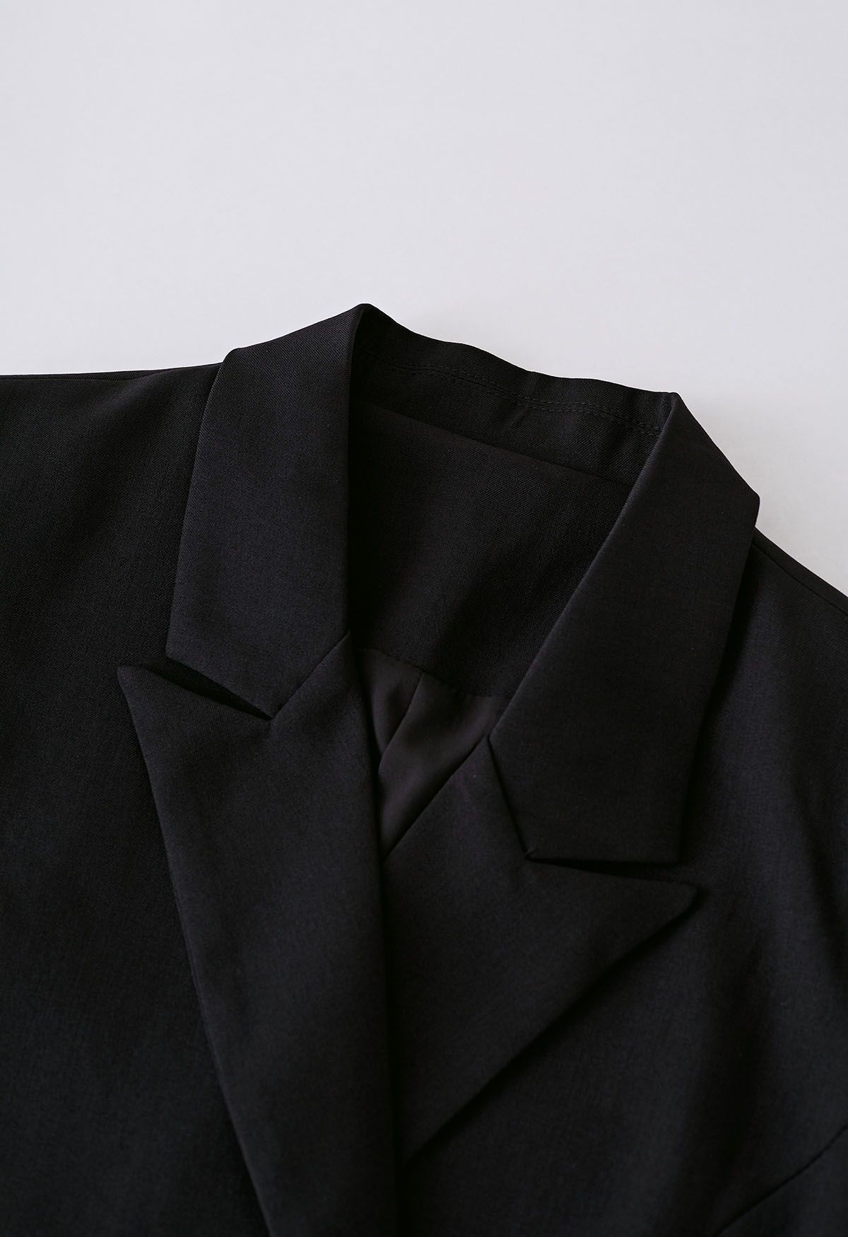 فستان بليزر ملفوف بأزرار عند الذروة باللون الأسود