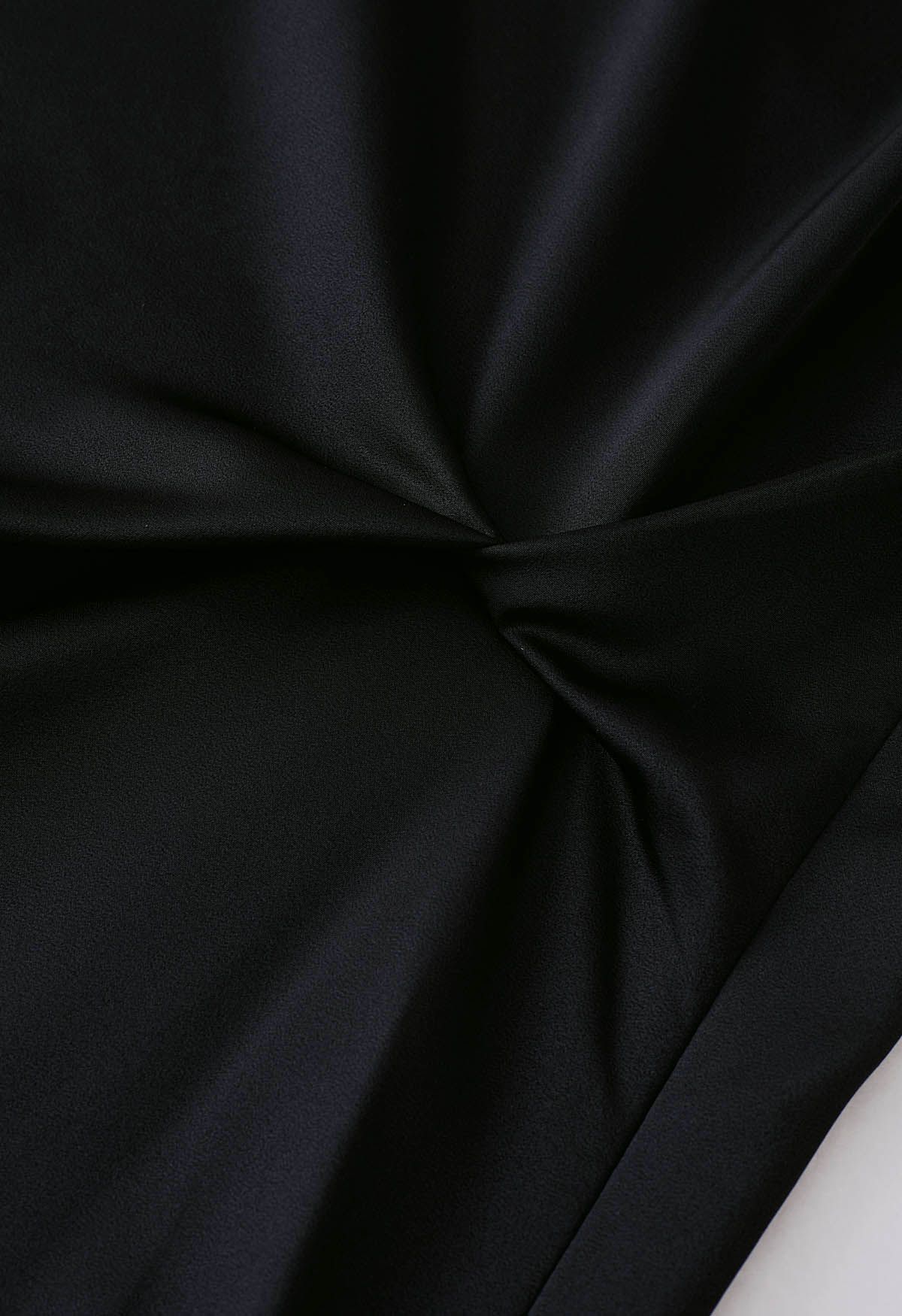 فستان من الساتان الملتوي برقبة على شكل قلب باللون الأسود