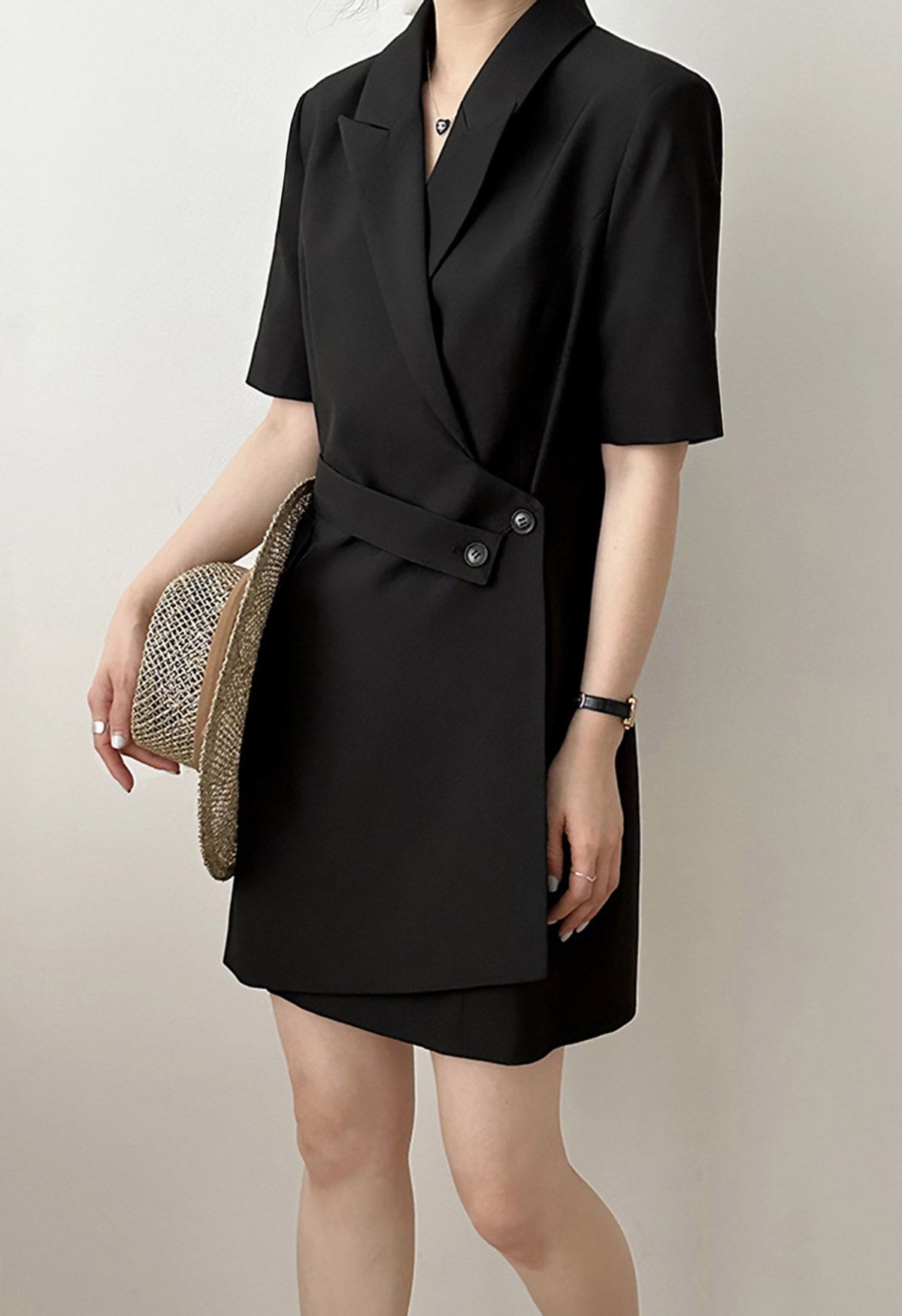 فستان بليزر ملفوف بأزرار عند الذروة باللون الأسود