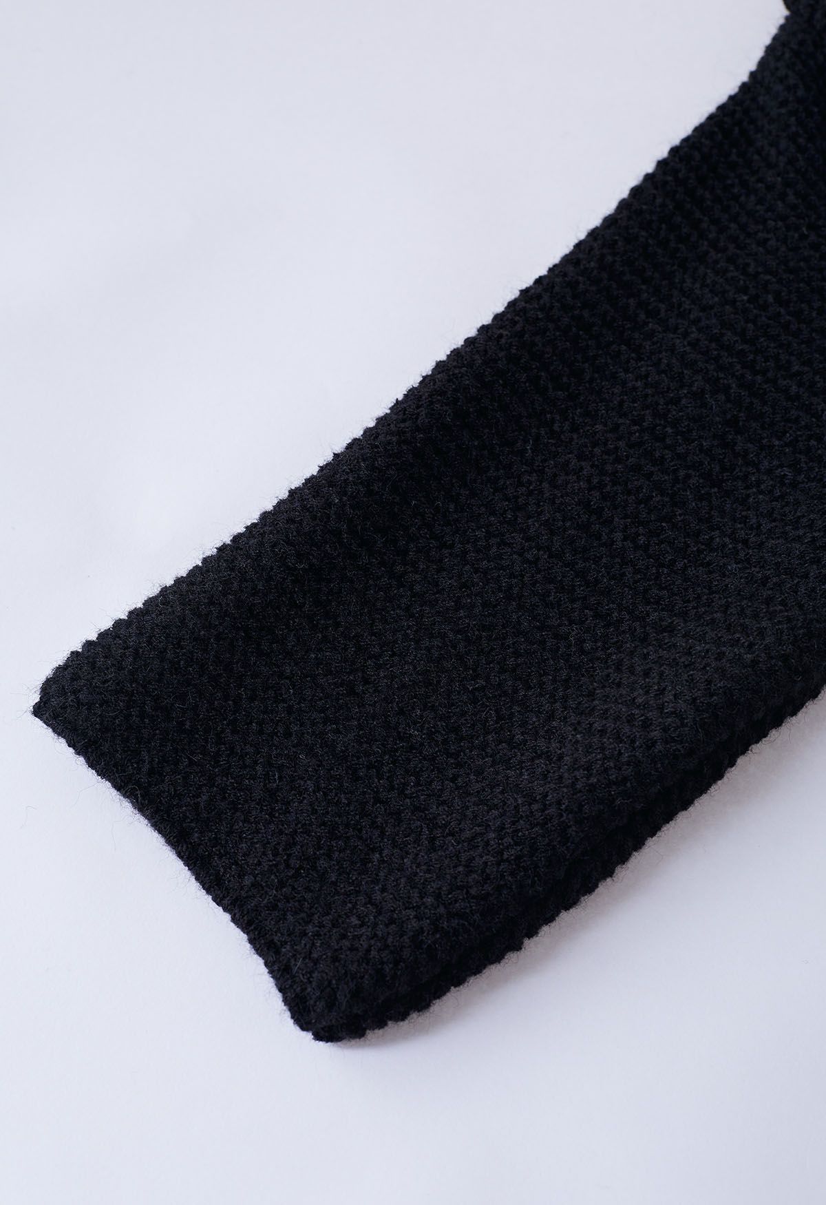 كارديجان منسوج ملفوف برباط ذاتي وربطة عنق باللون الأسود