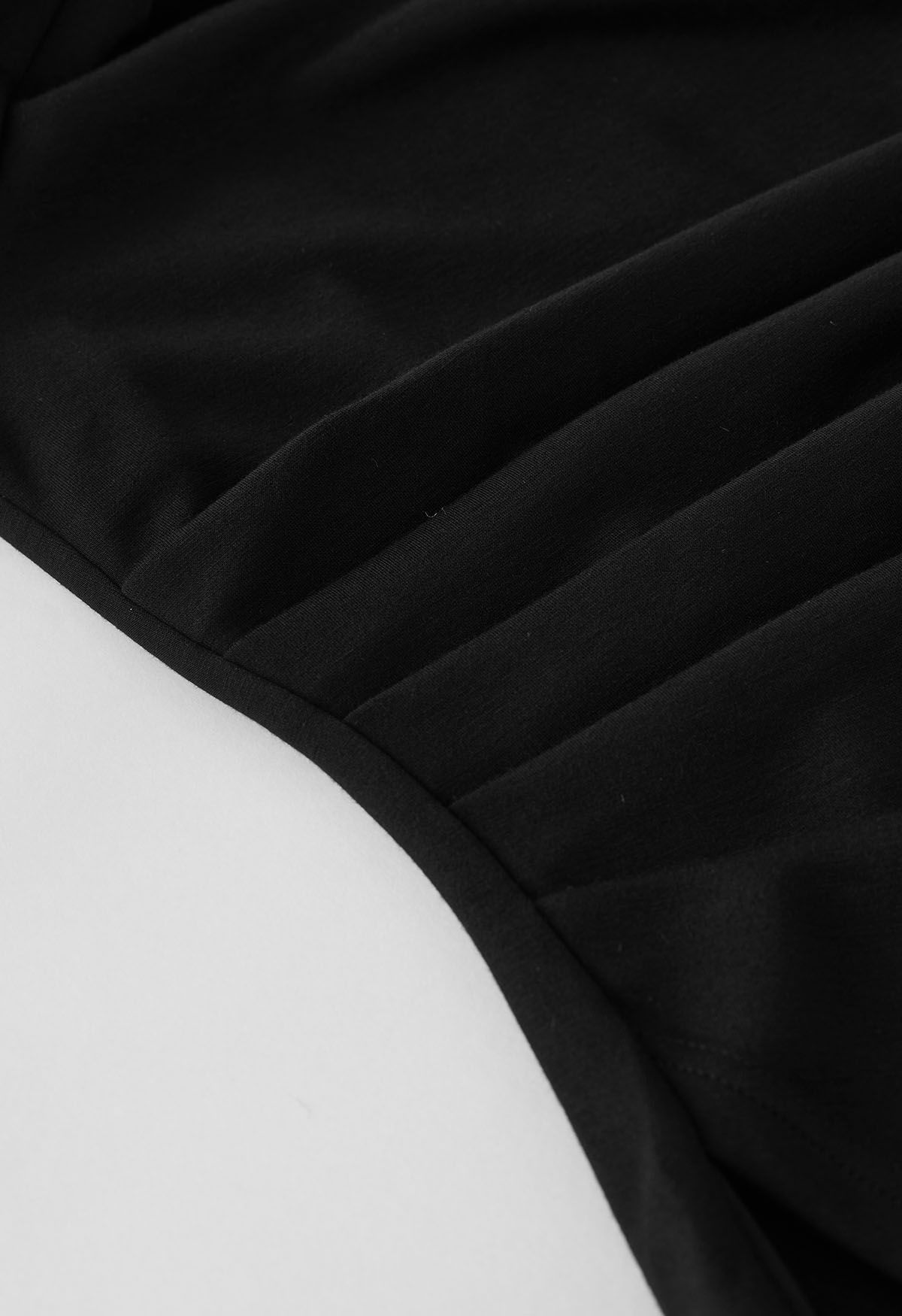 فستان متوسط الطول بفتحة رقبة مربعة ومزين بفتحة الخصر باللون الأسود
