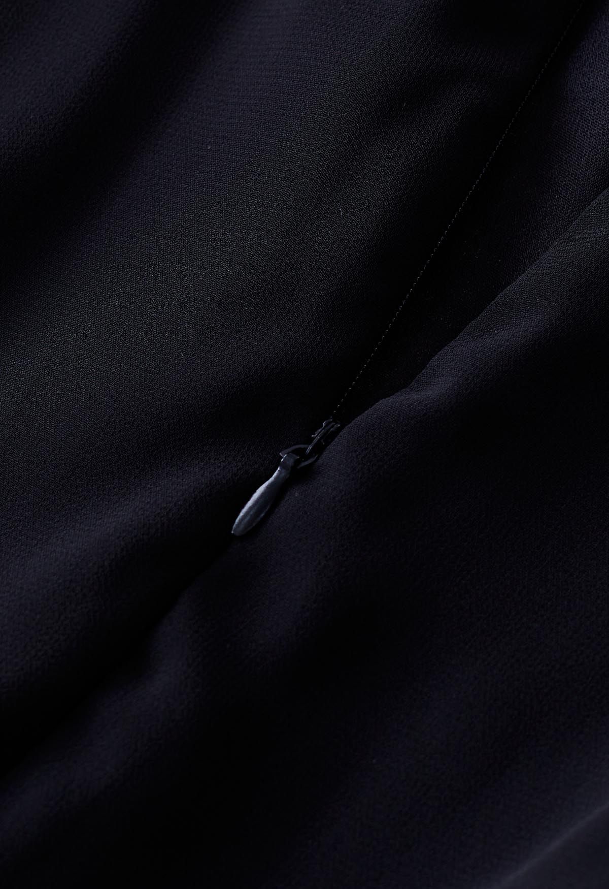 فستان ماكسي شيفون بطيات من الدانتيل الكروشيه باللون الأسود
