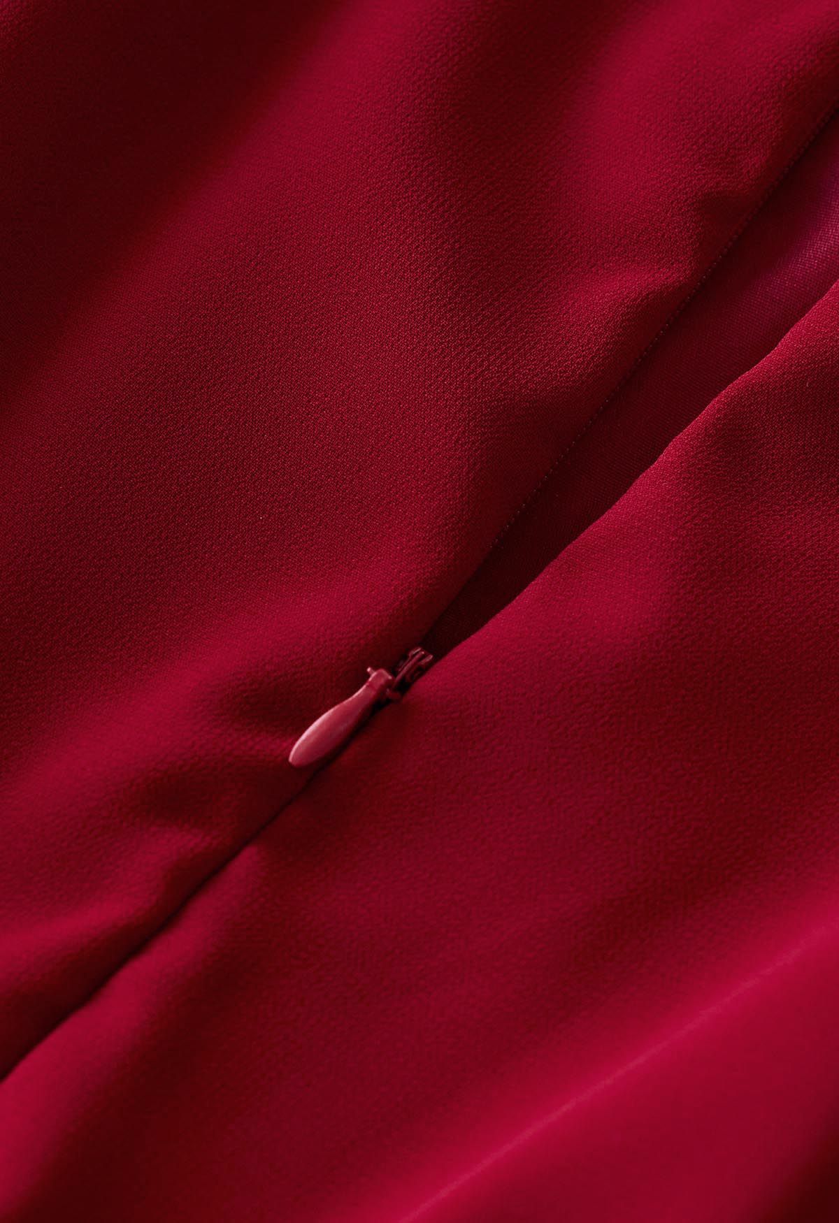 فستان ماكسي شيفون بطيات من الدانتيل الكروشيه باللون الأحمر