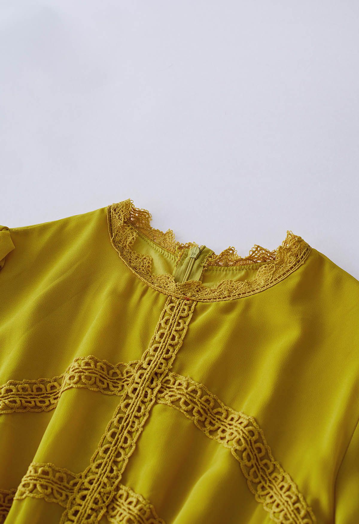 فستان ماكسي شيفون بطيات من الدانتيل الكروشيه باللون الأصفر