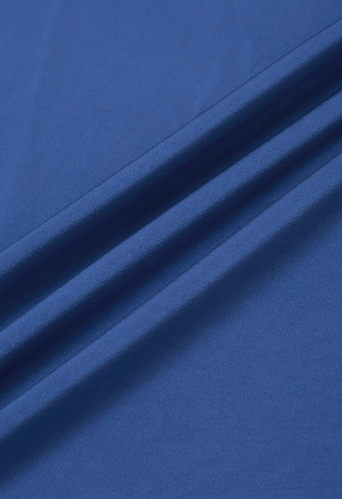 فستان ميدي مكشكش وياقة على شكل حرف V وأكمام منتفخة باللون الأزرق الداكن