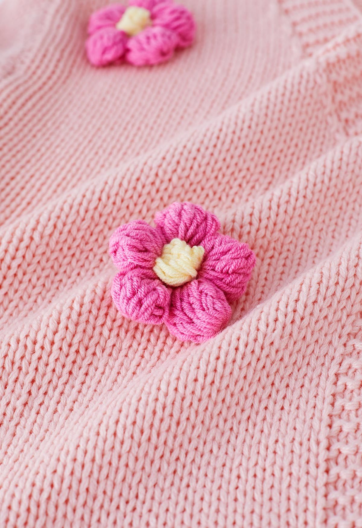 سترة صوفية متماسكة مفتوحة من الأمام بزهرة ثلاثية الأبعاد باللون الوردي