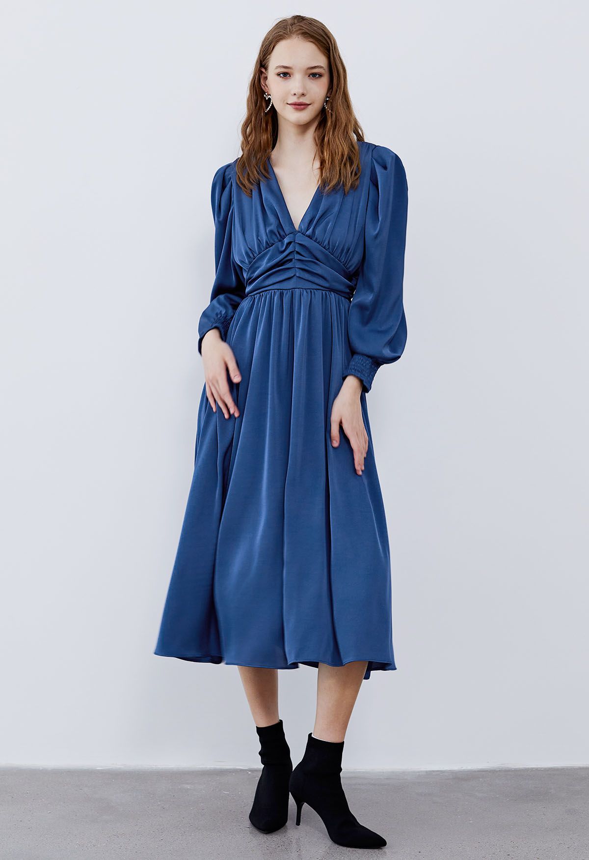 فستان ميدي مكشكش وياقة على شكل حرف V وأكمام منتفخة باللون الأزرق الداكن