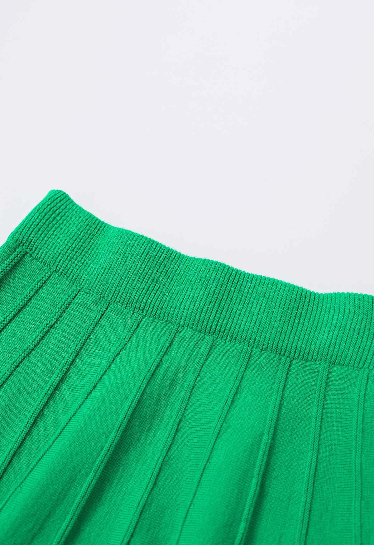 تنورة متماسكة مطرزة بالخرز الفضي باللون الأخضر