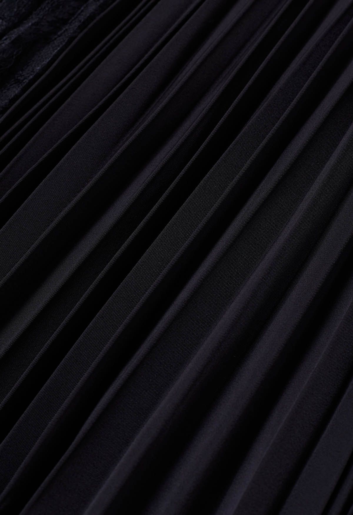 تنورة ميدي مطوي بألواح دانتيل باللون الأسود