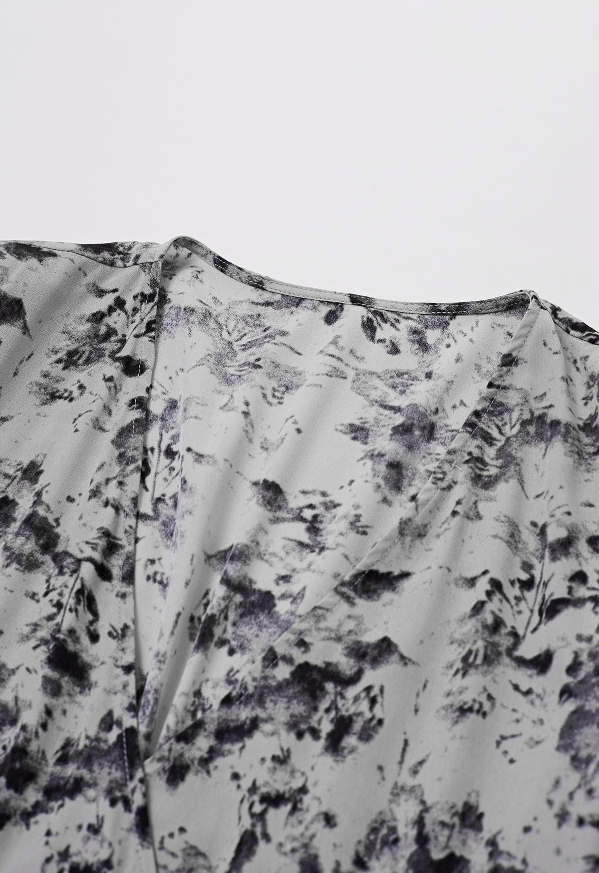 فستان شيفون ملفوف مطبوع بألوان مائية باللون الرمادي