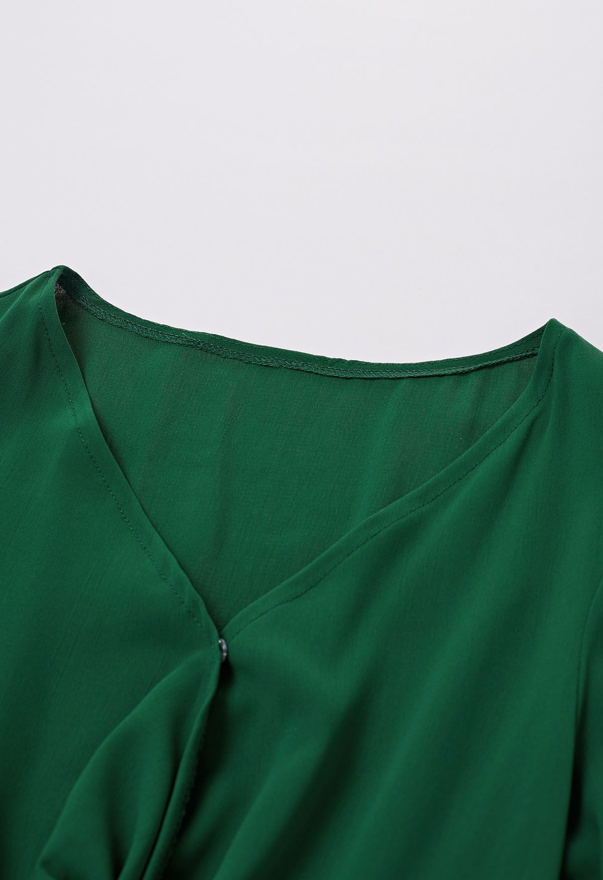 فستان بطيات أمامية ملتوية على شكل حرف V باللون الأخضر الداكن