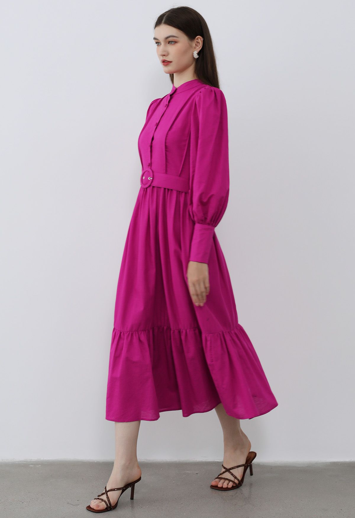 فستان متوسط الطول من مزيج الكتان بأكمام فانوس وأزرار باللون الأرجواني