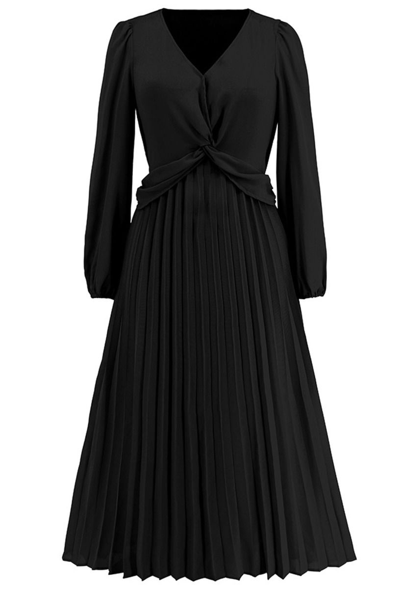 فستان بطيات أمامية ملتوية على شكل حرف V باللون الأسود