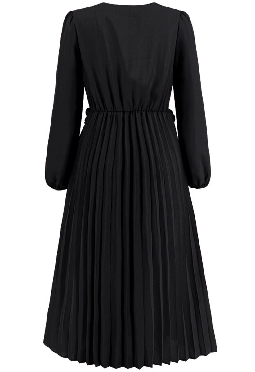 فستان بطيات أمامية ملتوية على شكل حرف V باللون الأسود