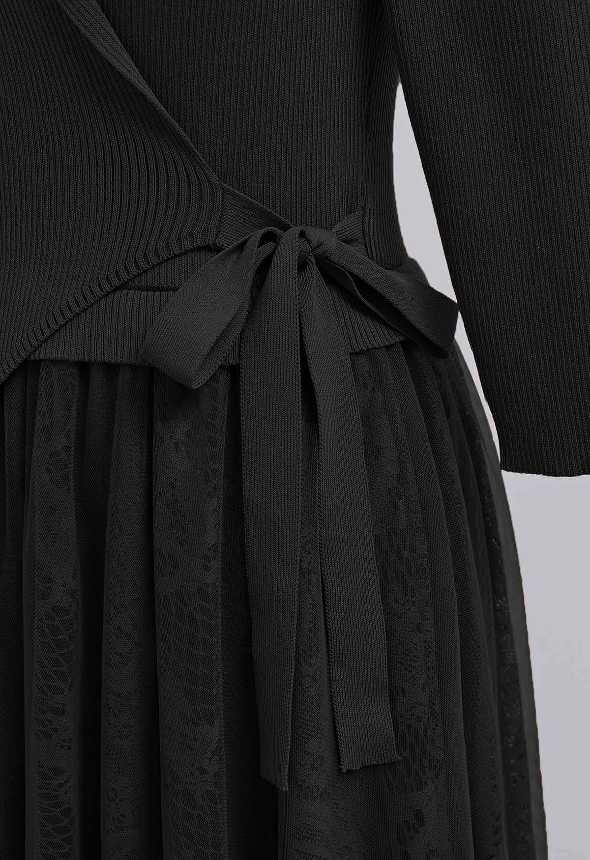 فستان من التول ذو الياقة على شكل حرف V باللون الأسود