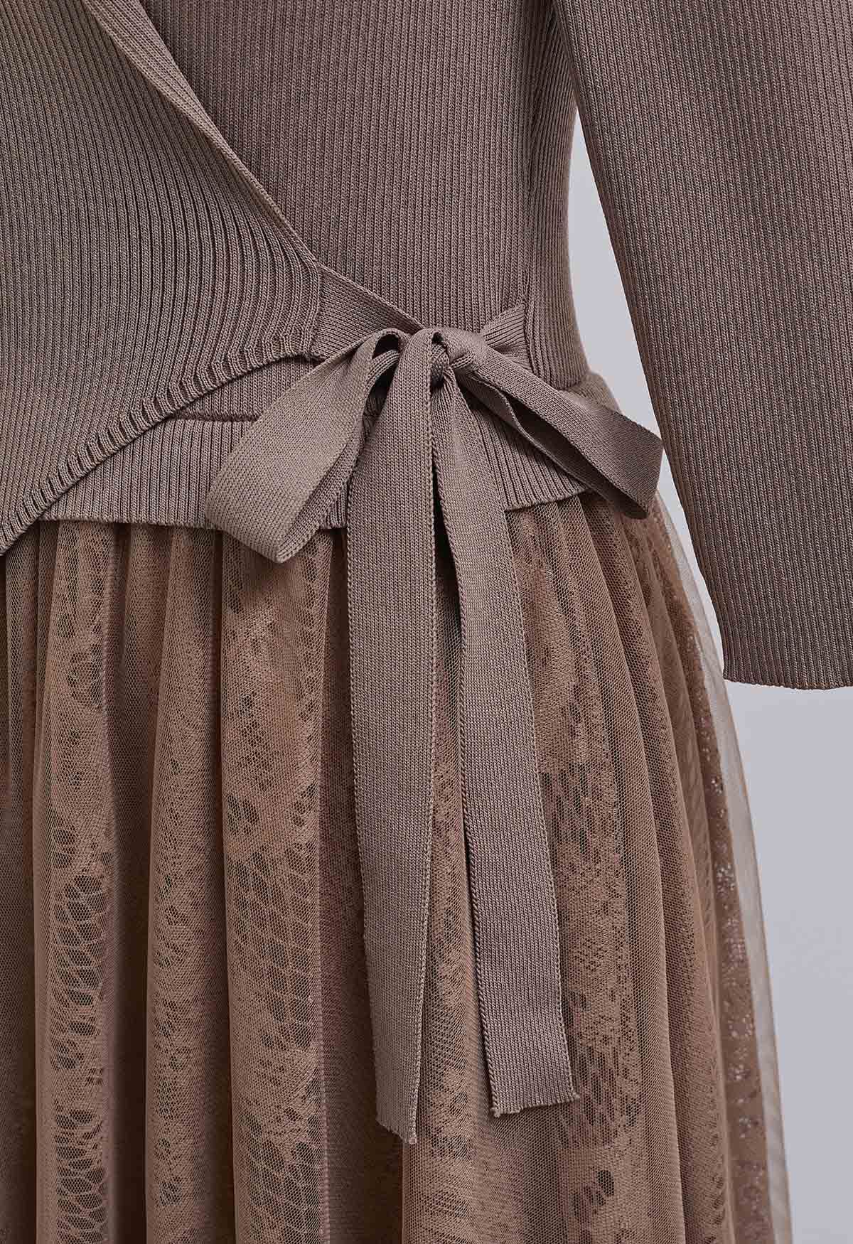 فستان منسوج من التول مع ياقة على شكل حرف V باللون الرمادي الداكن