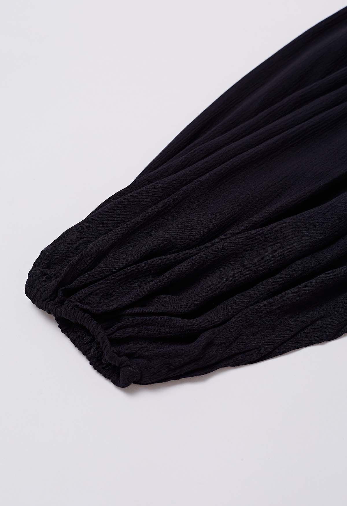 فستان مكشكش بحزام وأكمام فقاعية مبالغ فيها باللون الأسود