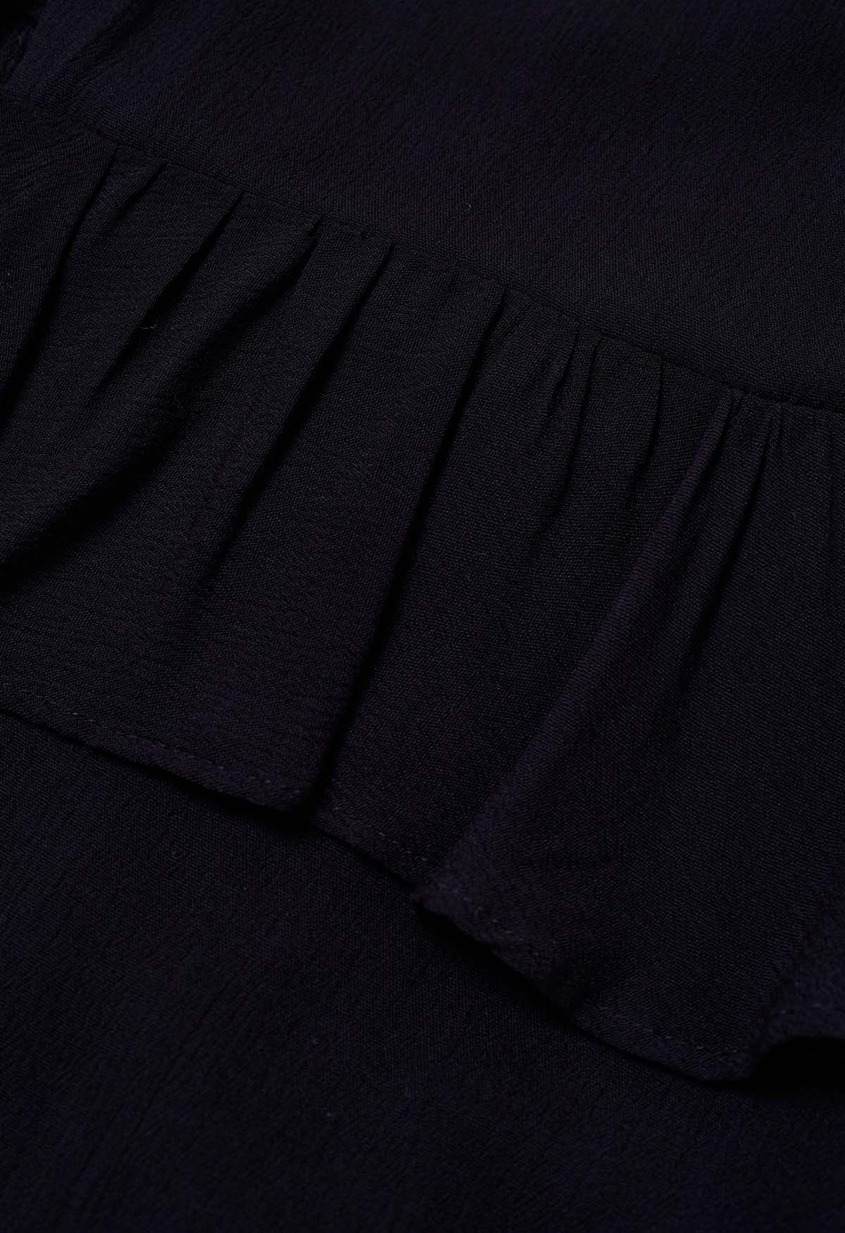 فستان مكشكش بحزام وأكمام فقاعية مبالغ فيها باللون الأسود