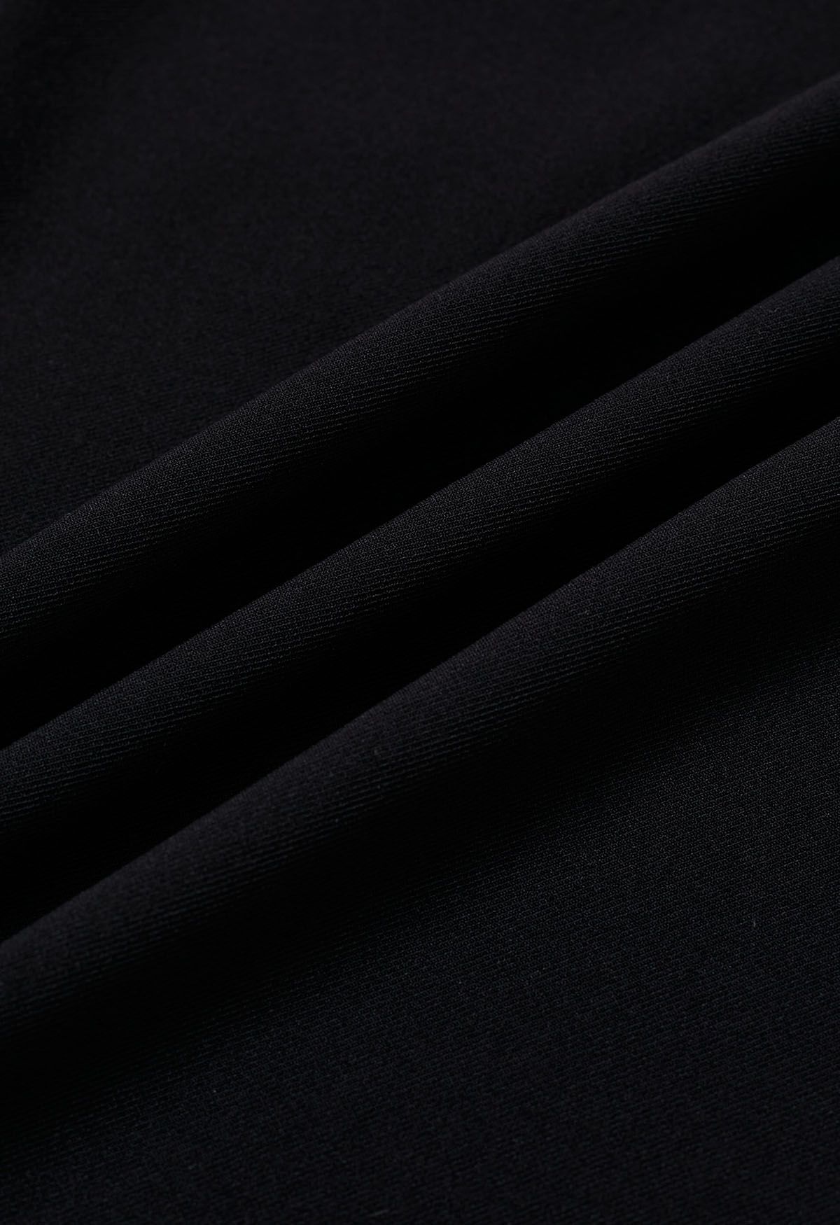 بنطال ذو طيات متقاطعة الخصر وساق مستقيمة باللون الأسود