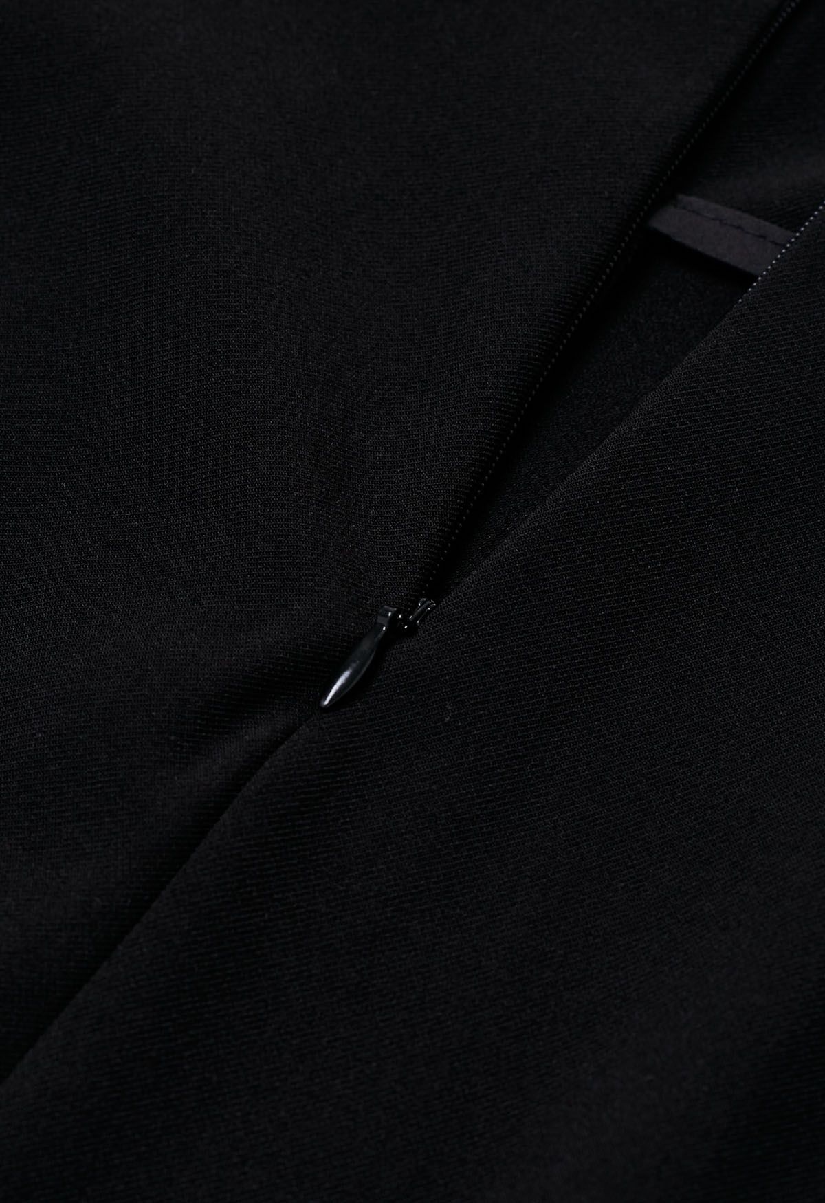 بنطال ذو طيات متقاطعة الخصر وساق مستقيمة باللون الأسود