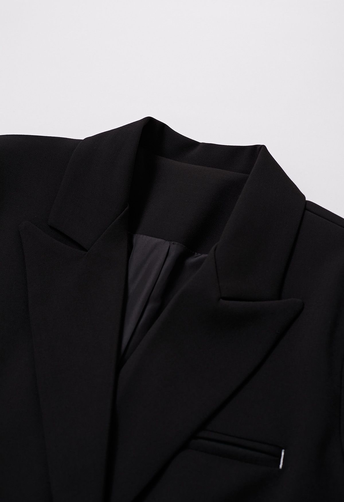 معطف طويل عصري بحزام مزدوج الصدر باللون الأسود