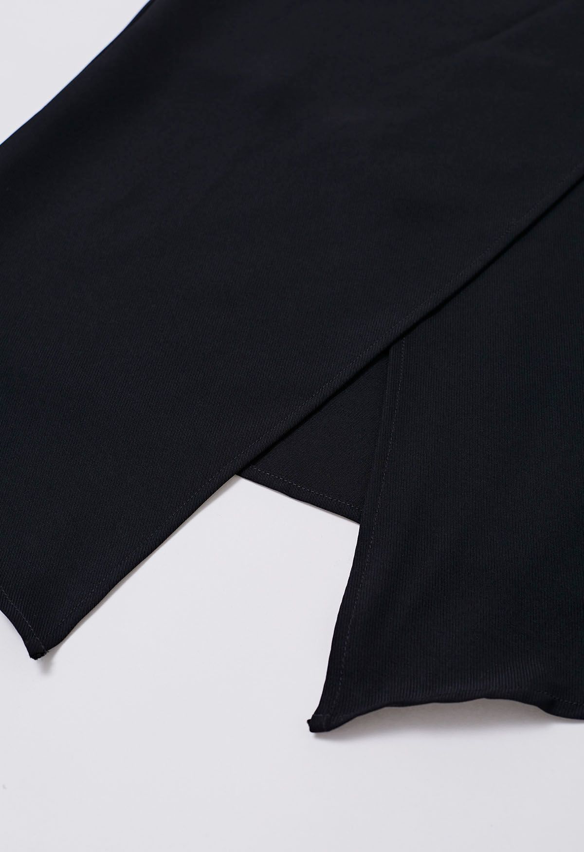 تنورة ميدي بطيات بأزرار غير منتظمة باللون الأسود
