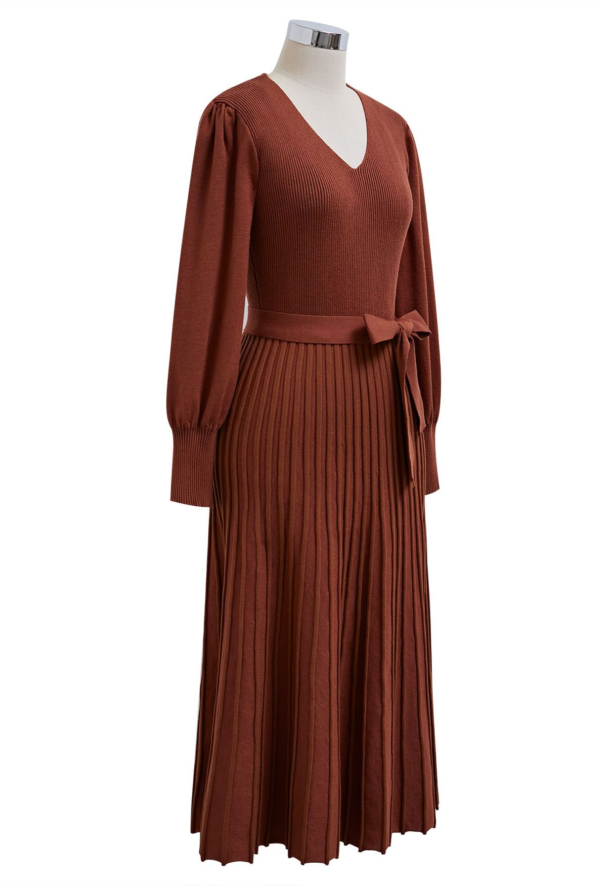 فستان آسر برقبة على شكل حرف V وربطة خصر وثنيات باللون الكراميل