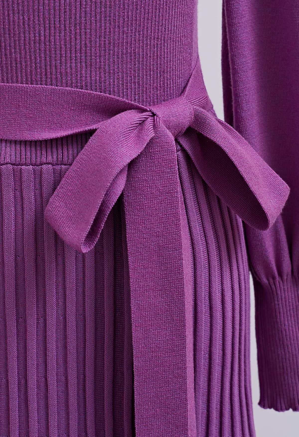 فستان آسر بربطة عنق على شكل حرف V وخصر مطوي باللون الأرجواني