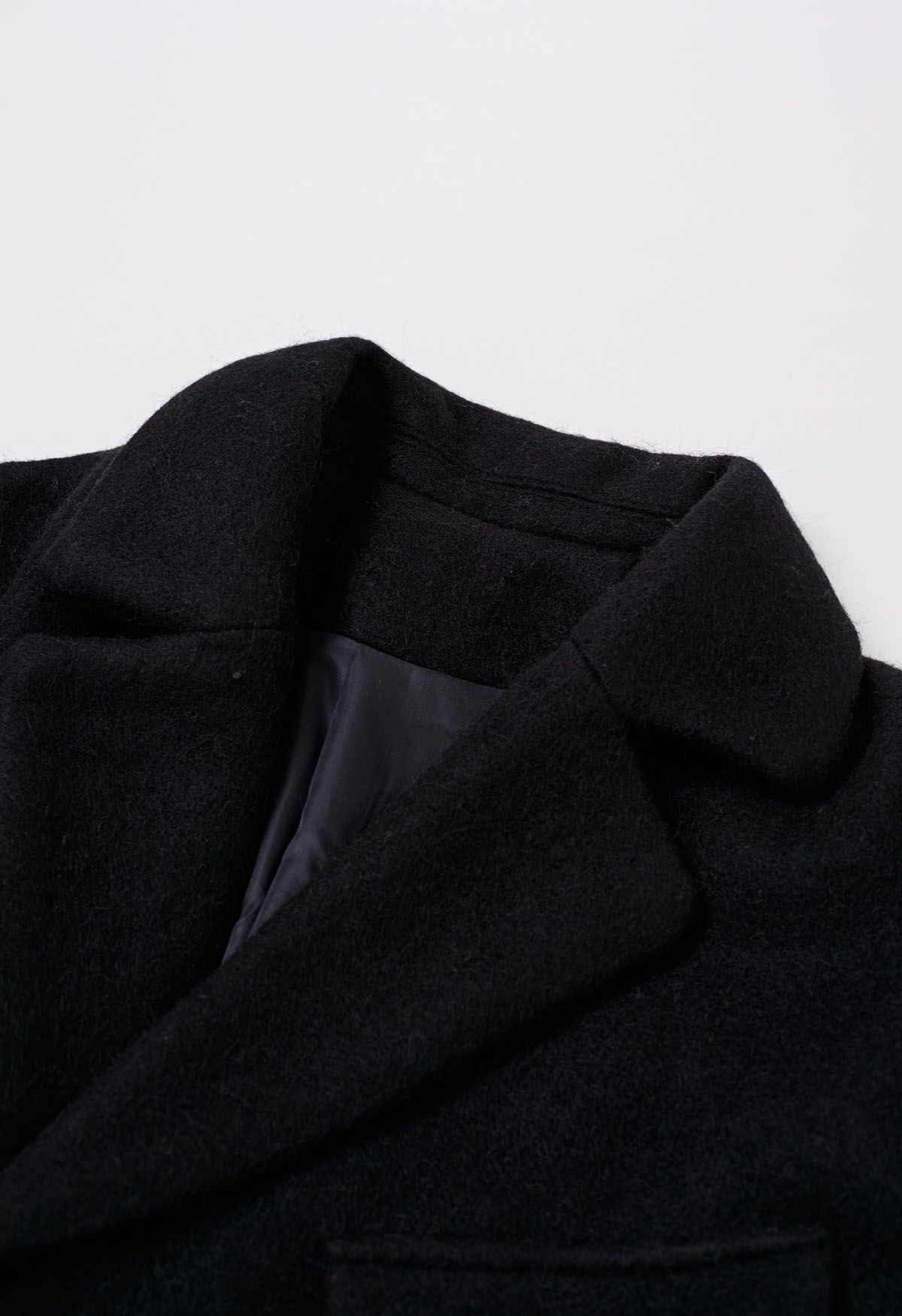 معطف طويل بحزام مزدوج الصدر وكتف بأزرار باللون الأسود