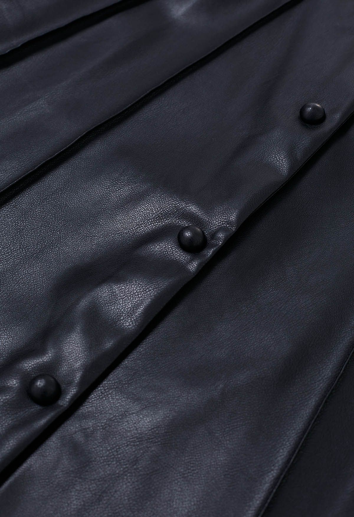 تنورة ميدي من الجلد الصناعي بأزرار أمامية باللون الأسود