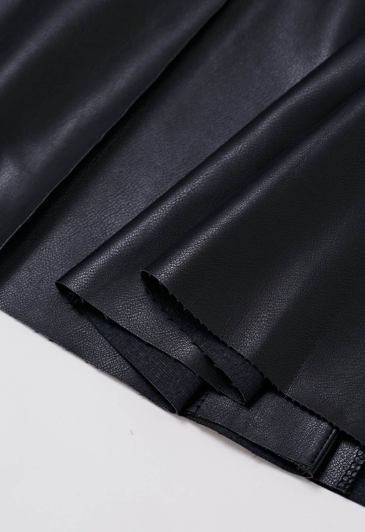 تنورة ميدي من الجلد الصناعي بأزرار أمامية باللون الأسود
