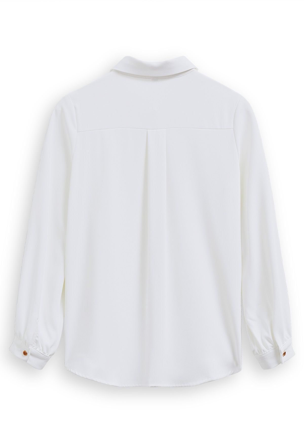 قميص شيفون بأزرار عصرية باللون الأبيض
