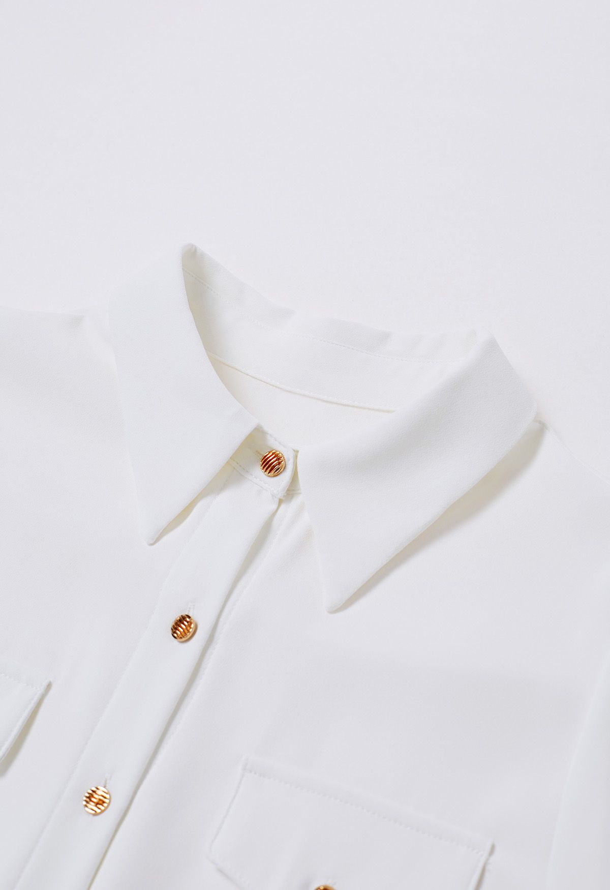 قميص شيفون بأزرار عصرية باللون الأبيض