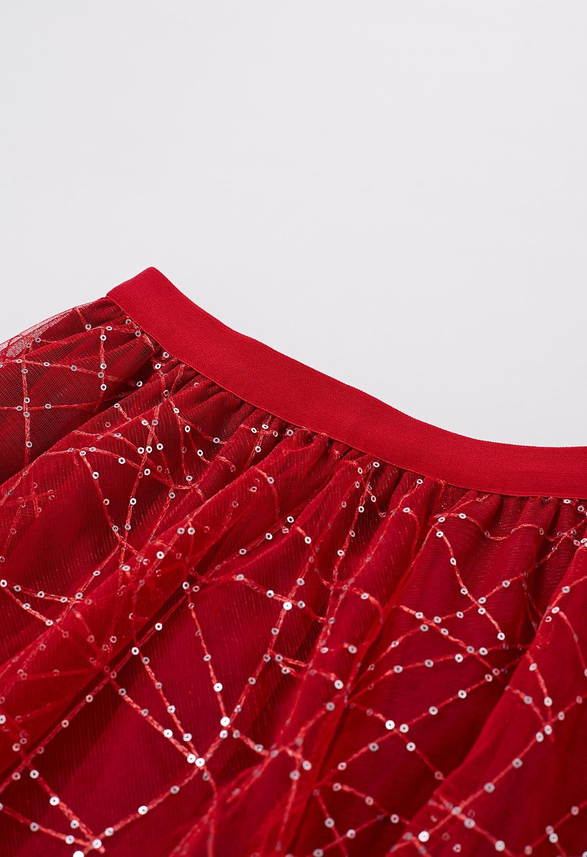 تنورة متوسطة الطول من التول الشبكية مطرزة ومزدوجة الطبقات باللون الأحمر
