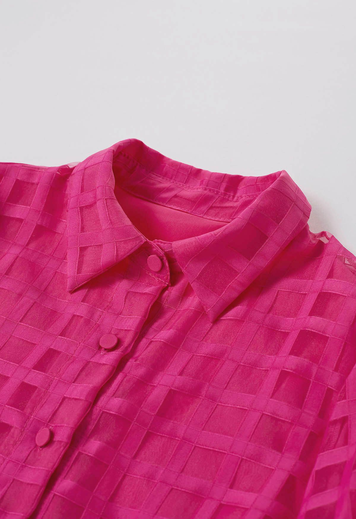 تحقق من زر نمط أسفل القميص باللون الوردي الساخن